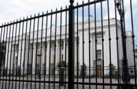 В КГГА не знают, кто стоит за забором возле Рады