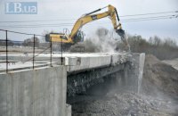 В Киеве начали демонтаж моста к скандальной стройке на Осокорках