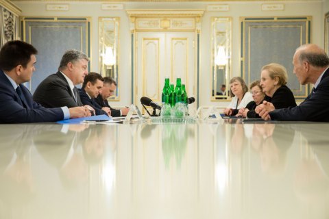 ​Олбрайт высказалась за предоставление Украине оборонительного оружия