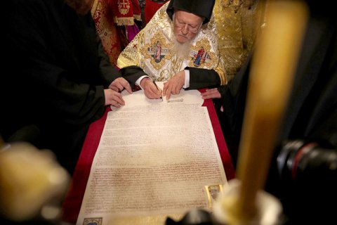 УПЦ МП и РПЦ осудили Варфоломея за подписание Томоса для Украины