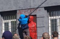 В Одесі облили фарбою меморіальну дошку і повалили пам'ятний знак Жукову