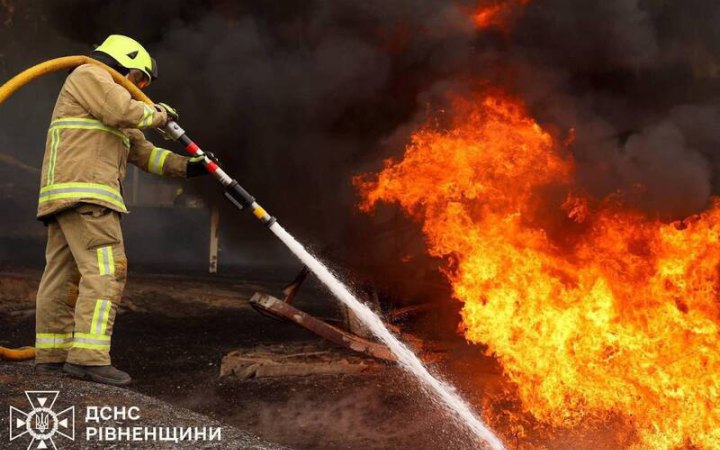 На Рівненщині внаслідок ворожого удару загорілася цивільна спецтехніка