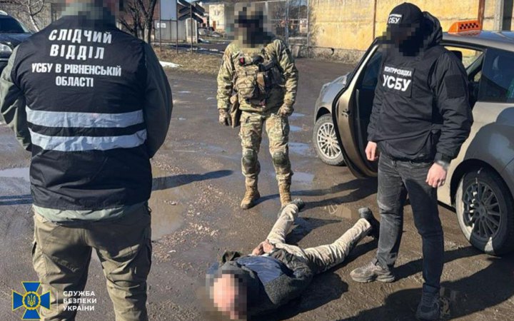 На Рівненщині затримали чоловіка, якого підозрюють у корегуванні атак РФ