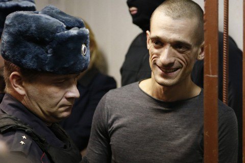 Художника Павленского отпустили на свободу из зала суда 