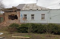 Через російські обстріли постраждала працівниця медзакладу Харківщини, ще двоє осіб підірвалися на ворожих мінах