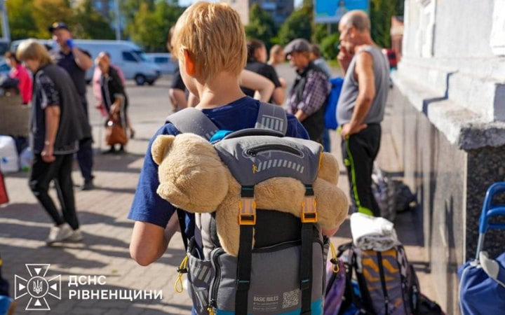 Із 16 населених пунктів Дніпропетровщини оголосили примусову евакуацію родин із дітьми