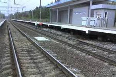 Поезд под Киевом сбил 18-летнюю девушку в наушниках