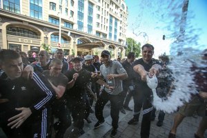 В Васильков на выборы приехали "журналисты" в спортивных костюмах