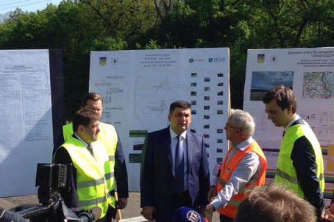 Гройсман розповів, коли українські дороги виведуть зі "стану коми"