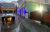 У Чернівцях унаслідок зливи підтопило квартири у житлових будинках