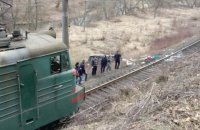 На Закарпатье микроавтобус с пассажирами съехал с обрыва на железную дорогу