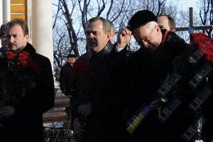 Азаров открыл в Киеве памятники двум советским военачальникам 