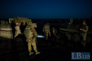 Боевики ночью 15 раз обстреляли позиции военных