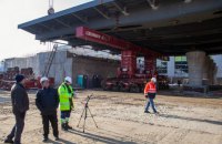 На строительстве Шулявского моста в Киеве установили последнюю секцию