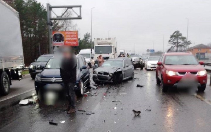 На трасі Київ - Житомир сталася ДТП за участю автобуса та 9 легковиків
