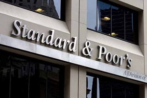 S&P: власти не удержат гривну от падения