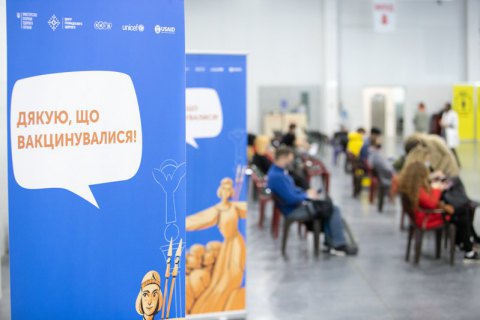 Почти 100 тысяч украинцев получили бустерную дозу вакцины против COVID-19