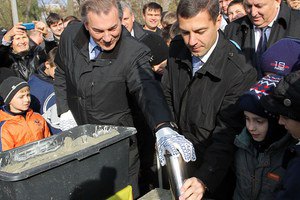 Легендарный хоккеист Владислав Третьяк заложил фундамент нового Ледового дворца в Сумах