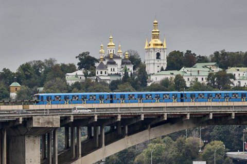 У Києві перекривали міст Метро через підозрілу знахідку