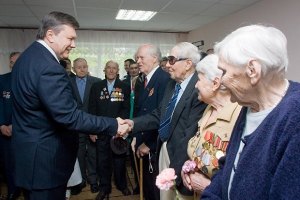 Янукович пообещал всем ветеранам жилье и лекарства. К 2015 году 