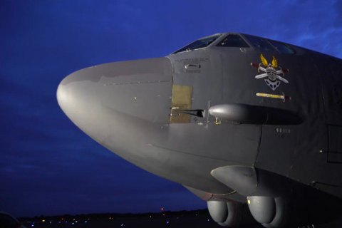 Росія підняла вісім винищувачів через патрулювання бомбардувальників США біля Криму