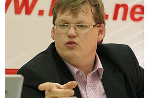 Минсоцполитики заявляет, что пенсии Януковича и Азарова заморозили