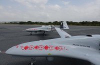 Виробник "байрактарів" розфарбував призначені Україні безпілотники у вишиванки. Вони готуються до відправки