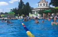В Киеве на ВДНХ открылся летний бассейн