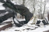 У Дніпропетровській області пам'ятник Невідомому офіцерові порізали на частини