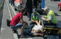 На проспекті Бажана в Києві Mercedes збив пішохода
