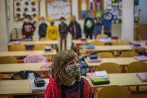 Образовательный омбудсмен назвал незаконным недопуск к работе невакцинированных педагогов 