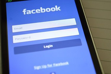 В работе Facebook произошел сбой