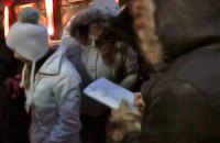 В сеть попало видео, как «массовка» получает деньги за митинг ЕР на Манежной