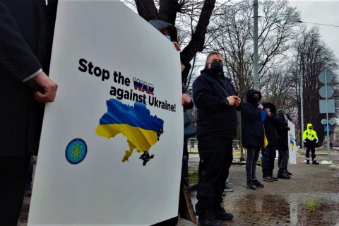 Украинцы в Латвии организовали акцию протеста перед посольством РФ