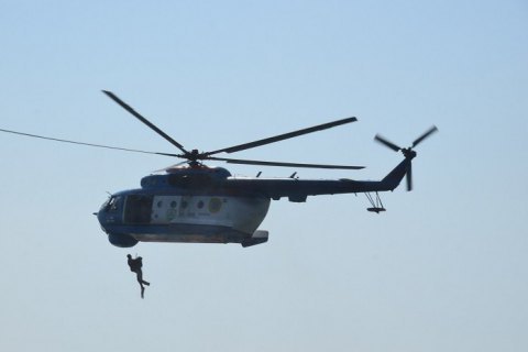Морские пограничники и ВМС отработали беспарашутное десантирование в Азовском море 