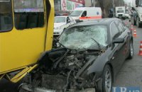 ДТП у Києві: BMW виштовхнув маршрутку на тротуар і у стовп. Знадобилося 8 "швидких"