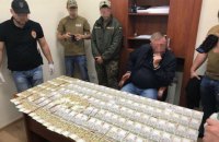 Замглавы одесского пригорода поймали на взятке