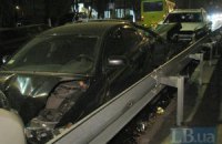 В Киеве женщина за рулем внедорожника Mercedes разбила маршрутку и три припаркованных авто