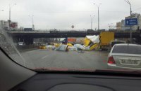 На Одесской площади в Киеве фура растеряла свой груз