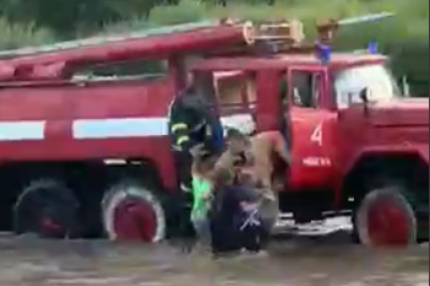 На Закарпатье спасатели вытащили из воды троих детей, которых чуть не смыла река 
