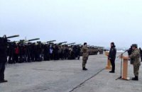 Порошенко передал военным 100 единиц военной техники