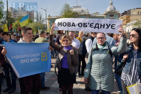 Порошенко пообещал подписать закон о языке, а Зеленский - провести его анализ после инаугурации