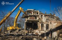 На місці влучання російської ракети у Харкові завершили пошуково-рятувальні роботи