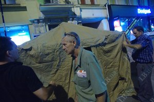 В Киеве возле палатки БЮТ старушке сломали руку