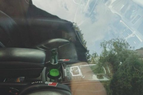 Во Львовской области патрульные задержали водителя, который управлял авто с пивом в руках