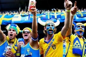 Шведские болельщики устроили песни и пляски на Крещатике