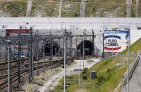 Біля в’їзду до євротунелю на півночі Франції бус зіткнувся зі потягом