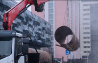 Возле столичного ТРЦ Ocean Plaza заменили половину поврежденного трубопровода