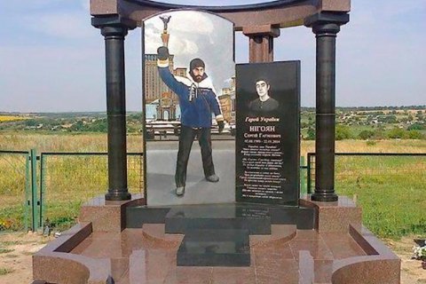Милиция расследует похищение елок с могилы Нигояна 