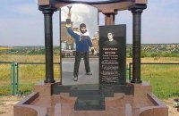 Милиция расследует похищение елок с могилы Нигояна 